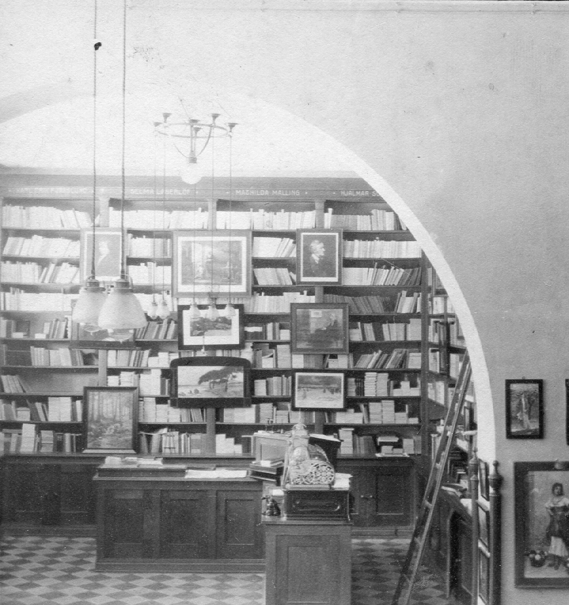 Stereoskopiska fotografier av
Hilmer Söderbaums bokhandel, Norra vägen 7