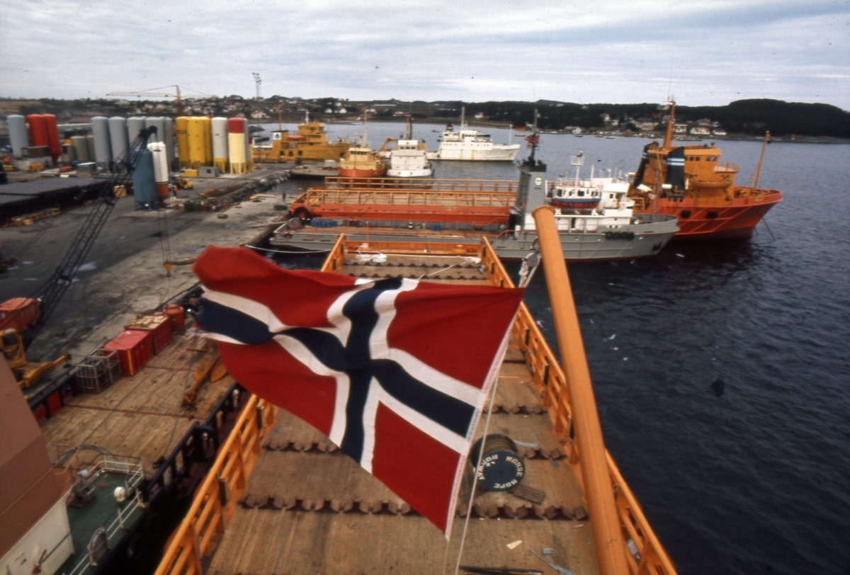 M/S ‘Tender Captain’ (b. 1976, Ulstein Hatlo A/S, Ulsteinvik), flagger i havnen i Peterhead.