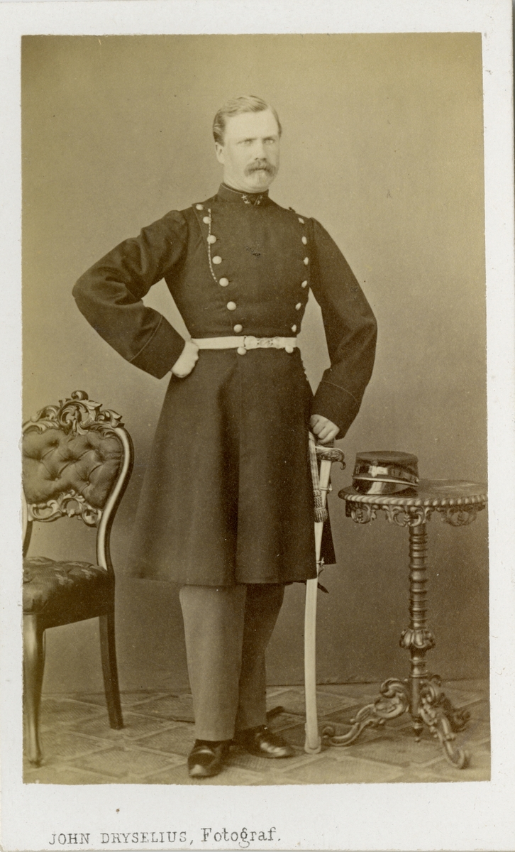 Porträtt av Pher Joh. Emanuel Johansson, löjtnant vid Jönköpings regemente I 12.
Se även AMA.0009782.