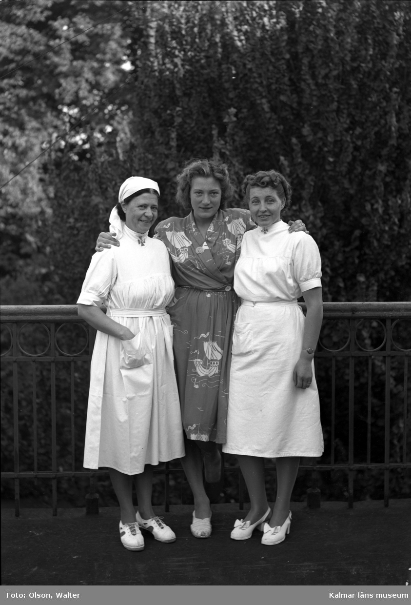 Två sköterskor och en patient på Beredskapssjukhuset på balkongen.