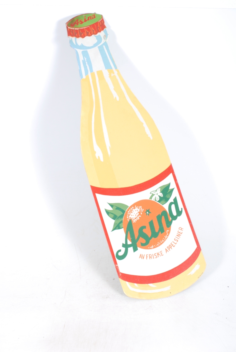 malt som en Asinaflaske, med brus i og etikett med appelsin på, hvor det står: Asina. Av friske appelsiner.