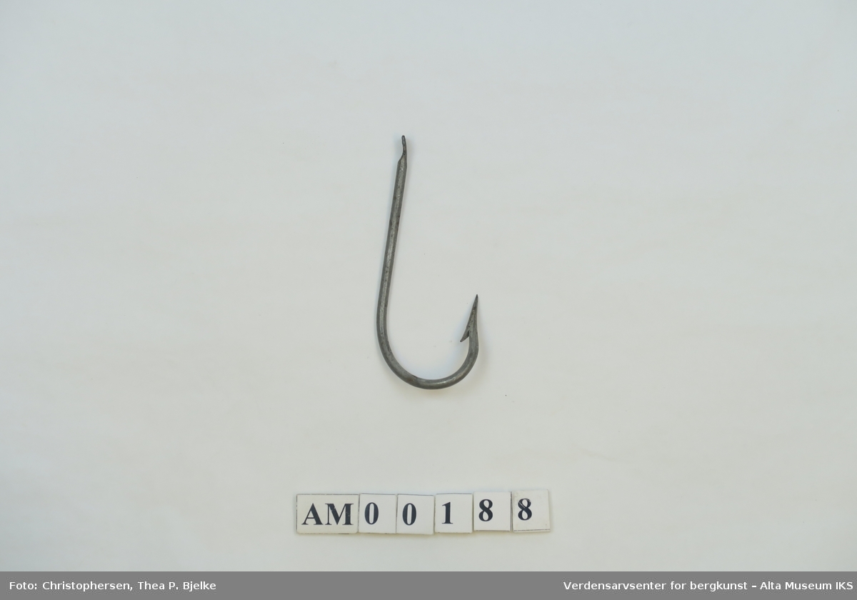 Fiskekrok av en enkel jernstang formet til en krok med en haket spiss og en flat stopper i motsatte ender.