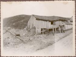 Fjøs med låve på Berg.