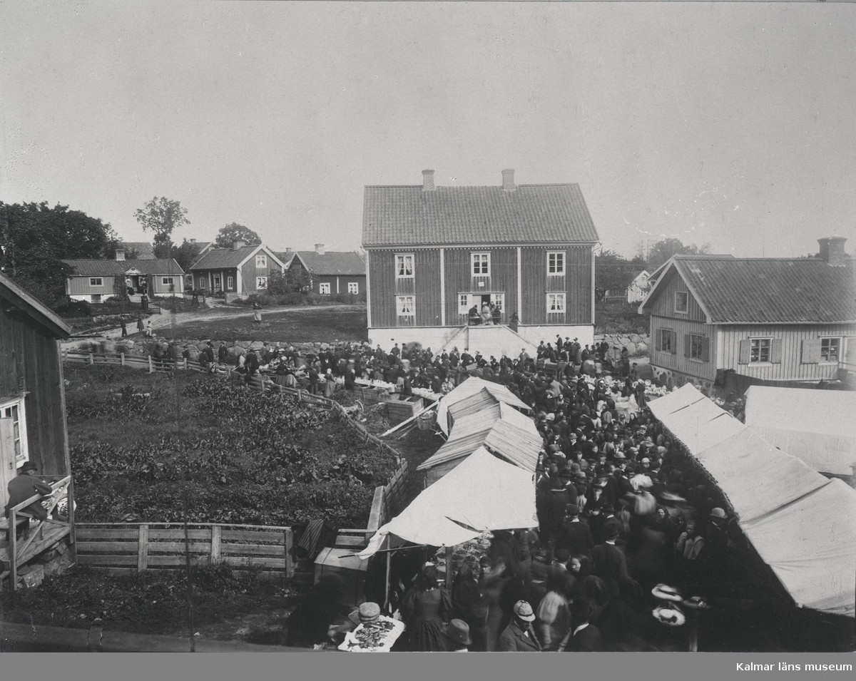 Marknad å Figeholms torg, efter foto 1860-talet, tillhörigt fru Constance Andersson, Figeholm.