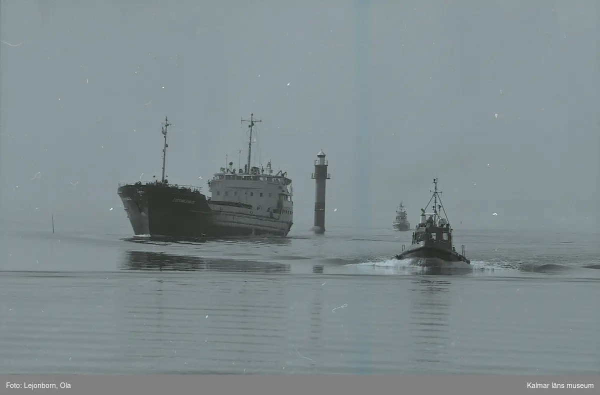 TV 281 och lastfartyget Baltysky vid inloppet till Kalmar hamn.