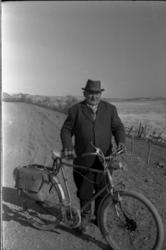 Ole Oksehode (Borr-Ovla) med sykkel. Bildet er tatt rett ned