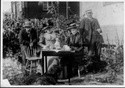 Et gruppeportrett av folk i disponentboligens hage i Nuvsvåg