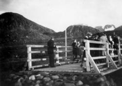 Dans på brua i Nuvsvåg 1944. Ungdommen fra Nuvsvåg danser me