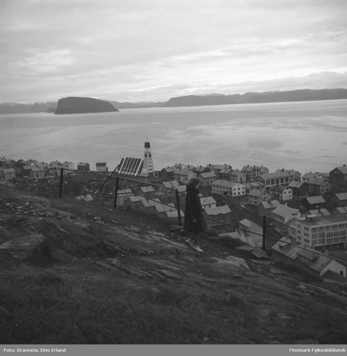 Oversiktsbilde over Hammerfest sentrum/Haugen tatt fra fjellet Salen. Øya Håja ses i bakgrunnen.
