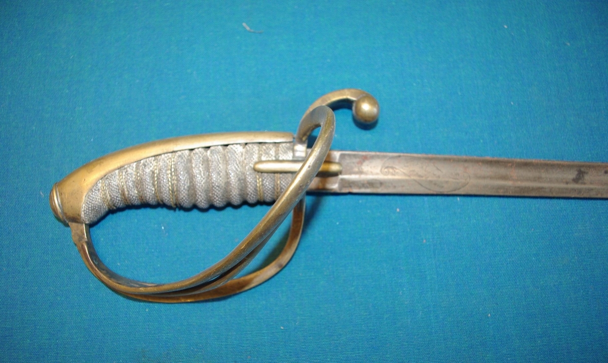 Form: Rett knivblad, sabel m/messingfeste
Tilhørt borgervæpningskorps  ant.
