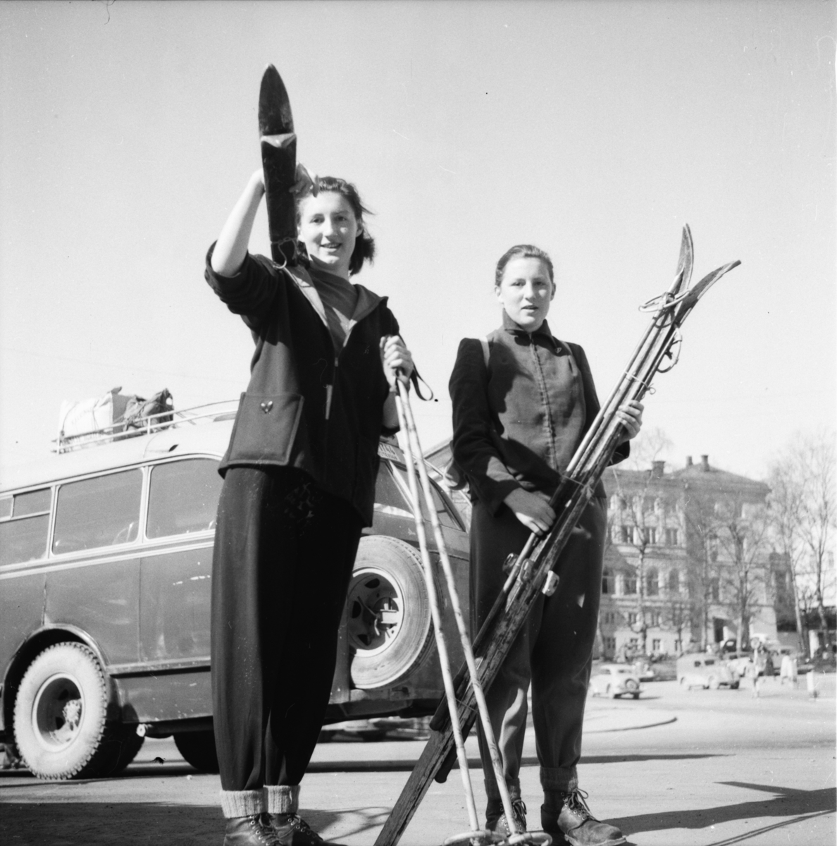 Vardens arkiv. "To jenter reiser på påsketur (Tynningsøstrene)" 12.04.1954