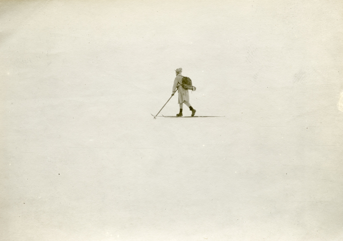 Albert Petersson på skitur i samisk drakt