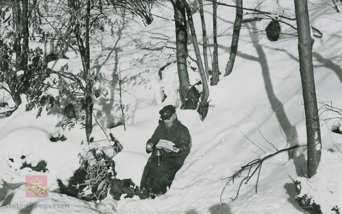 Kaffepause i snøen. Sannsynligvis er bildet fra vinteren 1939.