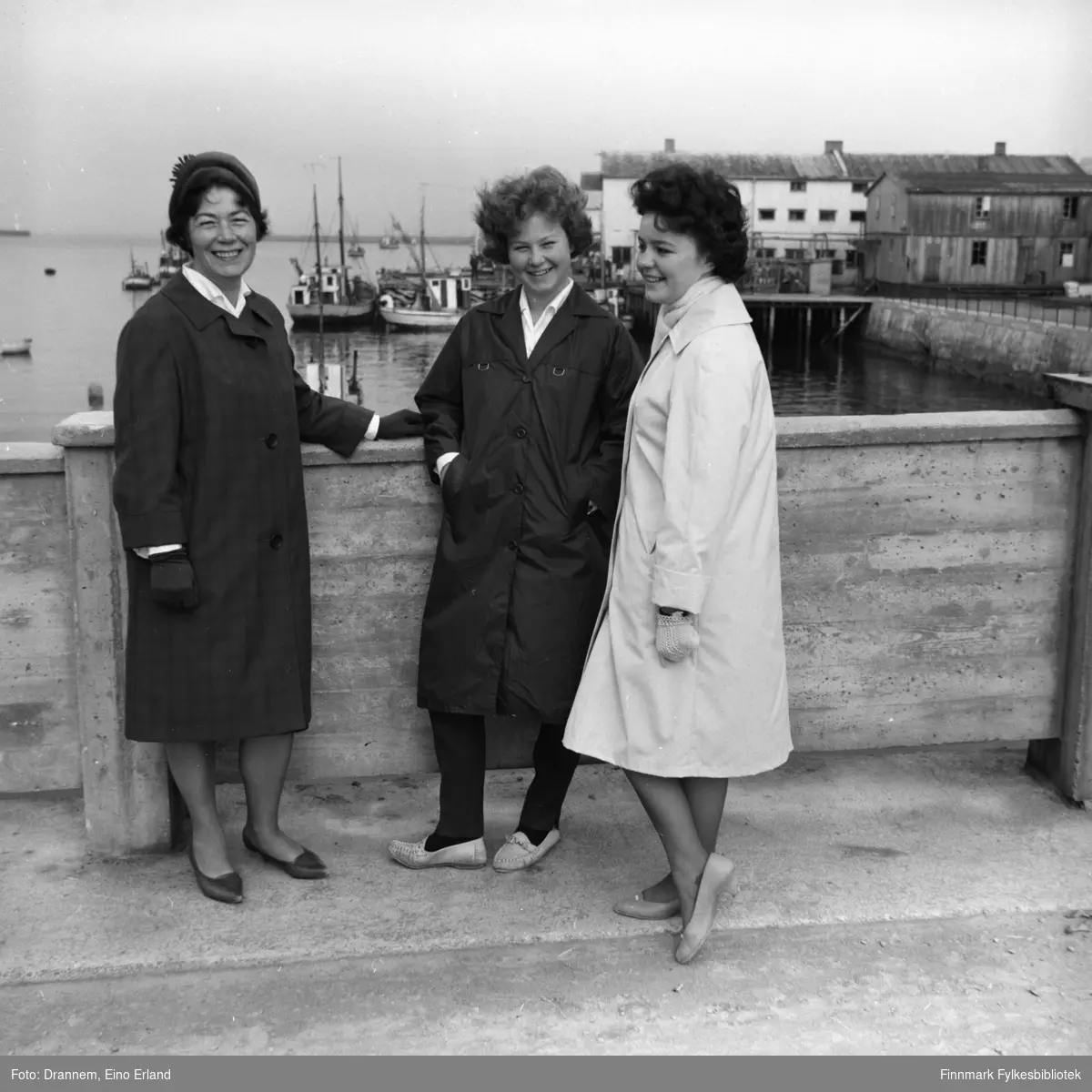 Jenny Drannem, Turid Karikoski og Maija Hoikka (født Gerasimoff) - fotografert i et havneområde. Sted er muligens i Hammerfest.