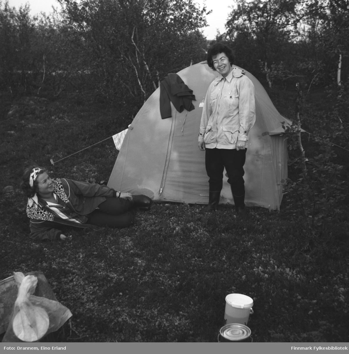 Truid Karikoski og Jenny Drannem på telttur. Stedet er ukjent, men kan være Neiden.