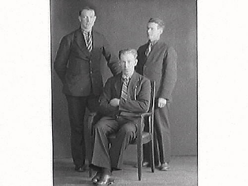 Gruppbild och porträtt. Karl Andersson, Veddige, beställde bilderna och är troligen själv med. Bild 1 är en gruppbild av tre män. Bild 2 och 3 mansporträtt.