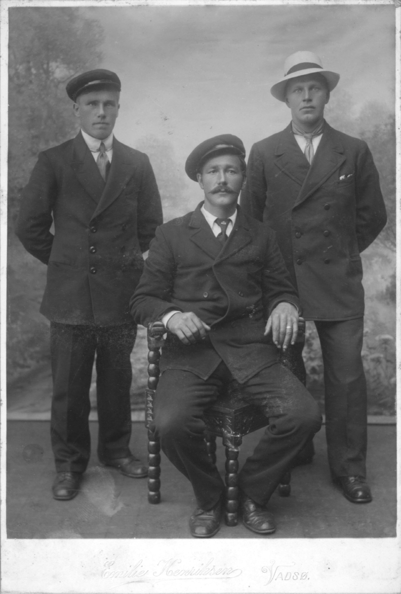 Visittkortportrett av tre menn, sittenden i midten antagelig Johan Oluf Mietinen.