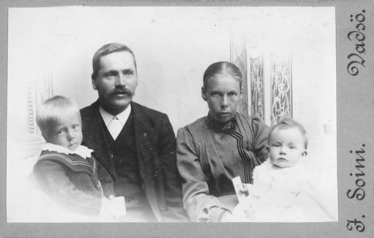 Familieportrett av Emil Halto med kona Hilda og barna, den ene av sønnene er Aage Halto.
