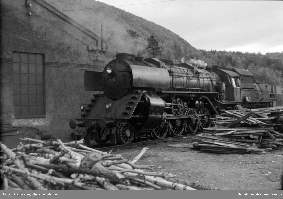 Damplokomotiv type 49b nr. 465 på Dombås stasjon