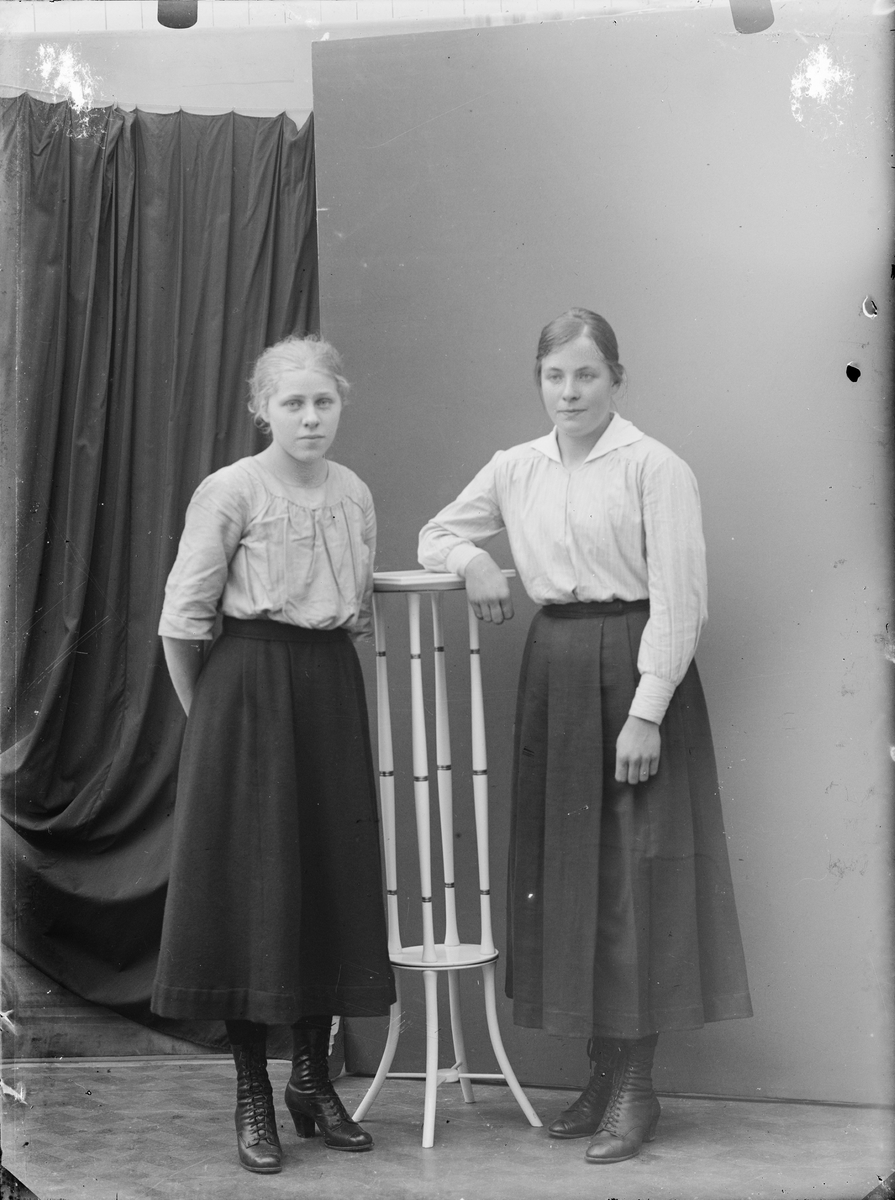 Ateljéporträtt - två kvinnor, Alunda, Uppland