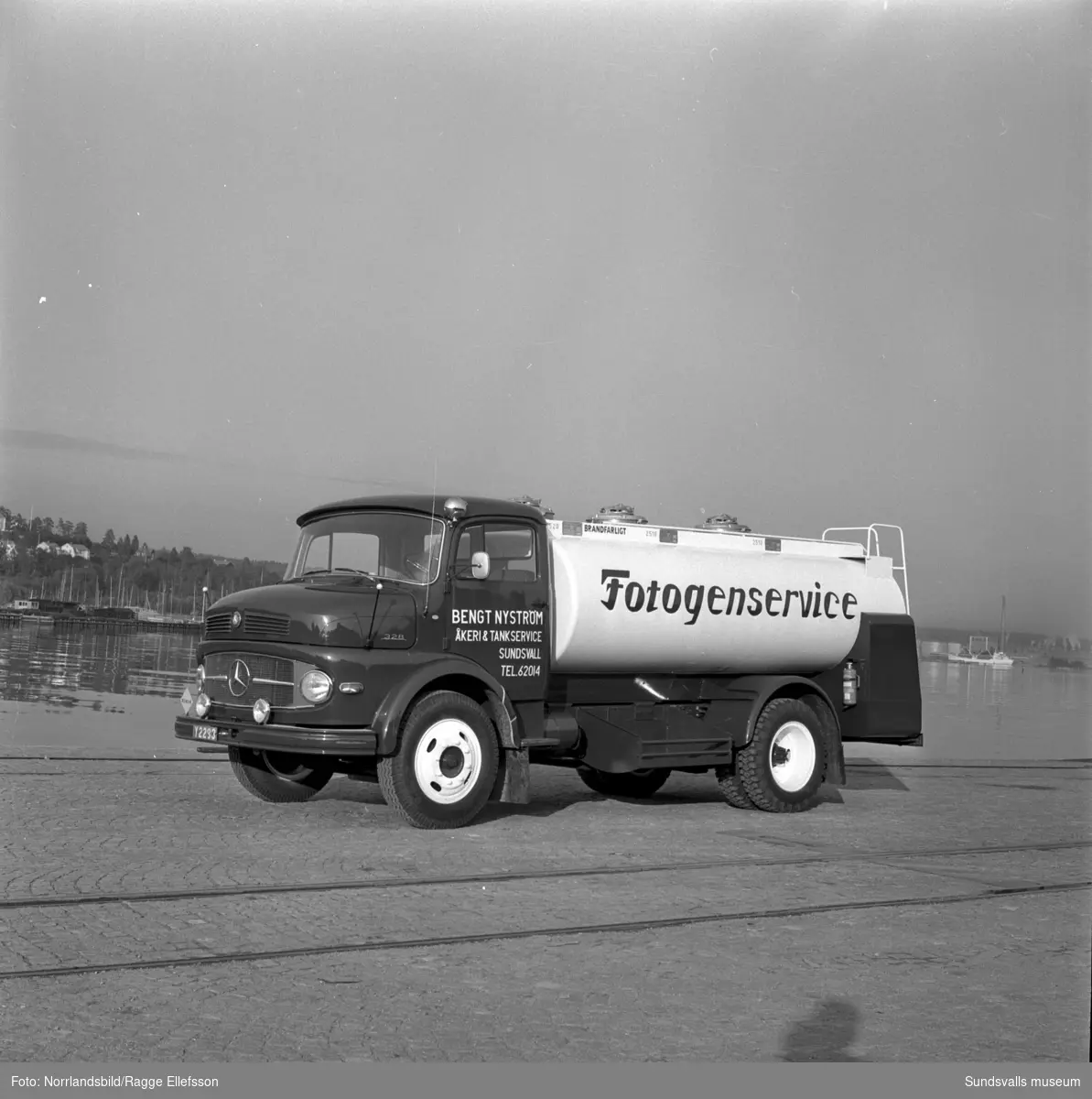 Ny Mercedes 328 tankbil med texten Fotogenservice levererad av Philipssons bilfirma till Bengt Nyström Åkeri & Tankservice. Fotot taget i hamnen.