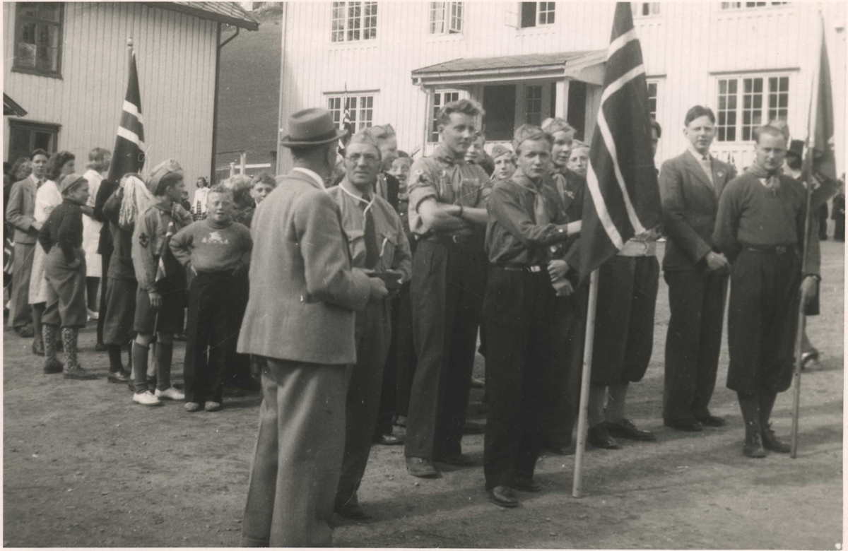 Den første speidertroppen etter krigen på Løkken 17. mai 1945.