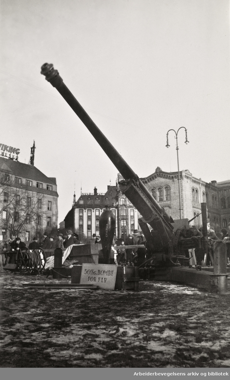 Ole M. Engelsens fotografier fra okkupasjonsårene i Oslo..Luftvernkanon utenfor Stortinget. "50 kg. bombe for fly"..Mars - April 1940.