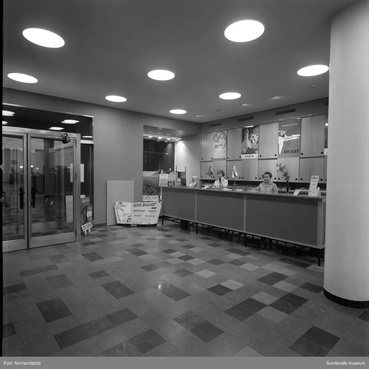 Reso i sina nya lokaler i Kreditbankens hus vid Storgatan 22. Interiörbilder med personal.