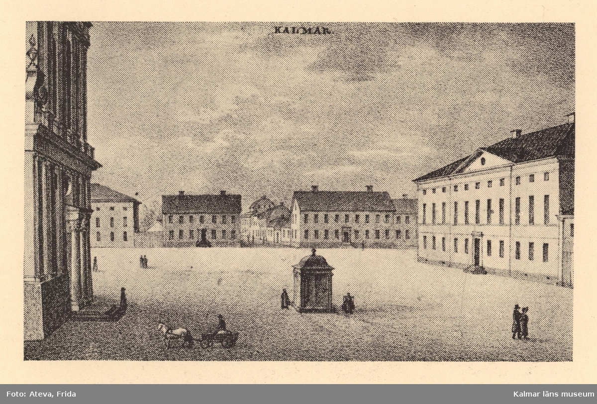 Stortorget i Kalmar, en liten bit av Domkyrkan syns längst till vänster, brunnen i centrum av torget och Rådhuset längst till höger. På torget rör sig ett fåtal personer samt en hästkärra.