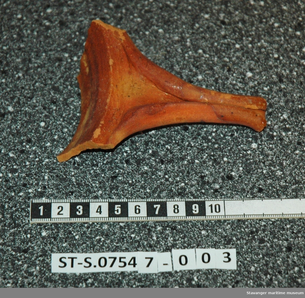 Håndtaket av et kar som trolig har blitt brukt som stekekar ble funnet, og har blitt datert til å ha blitt produsert og brukt på 14-1500-tallet.