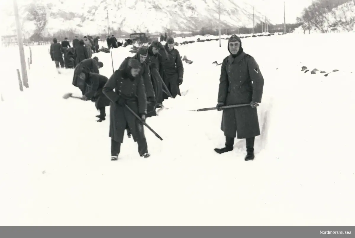 Tyska soldater som måker snø.