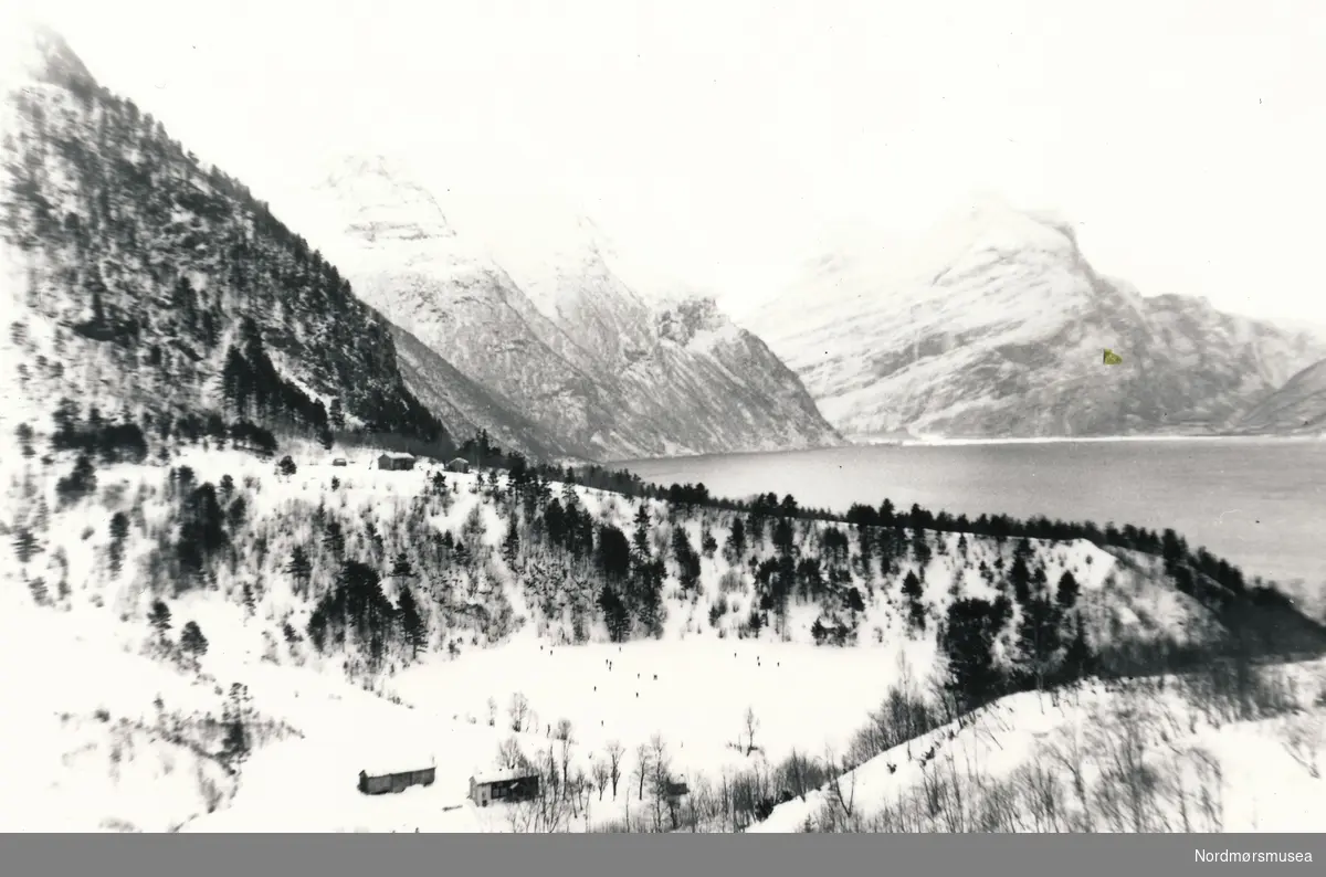 Ålvundeie og utsikt mot oppdølstranda. Gården til venstre i bildet er Nebbo, Gjersvold midt på bildet. Sunndalsfjorden i bakgrunnen.