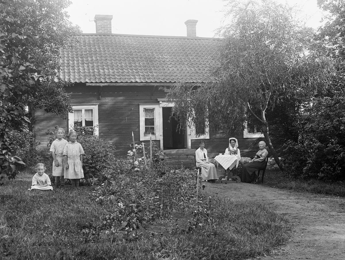 "Familjen Bolinder utanför villan vid Billerstena", Altuna socken, Uppland 1918