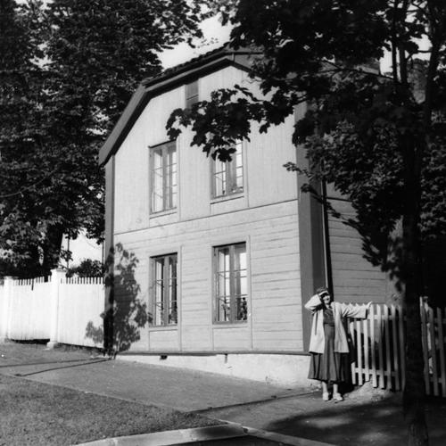 Kirsten Flagstad in front of her birth home, Strandstuen, in Hamar, Norway.