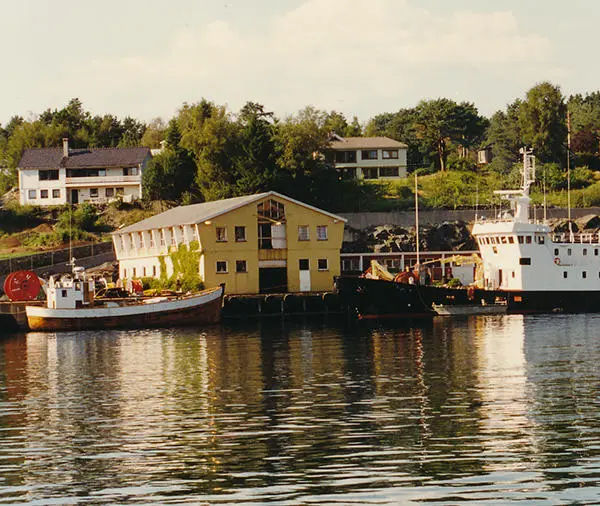 Kabelskip ved utenfor Dolviken sjøkabellager