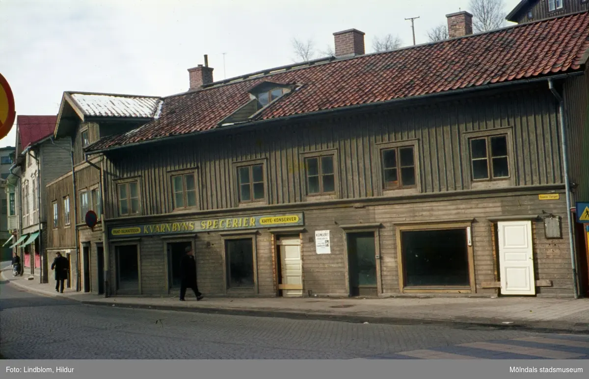 J. Nundstedts Speceriaffär, Kvarnbygatan 39 vid Gamla Torget, ca 1962. På fasaden sitter en affärsskylt med texten "Kvarnbyns Specerier".

För mer information om bilden se under tilläggsinformation.