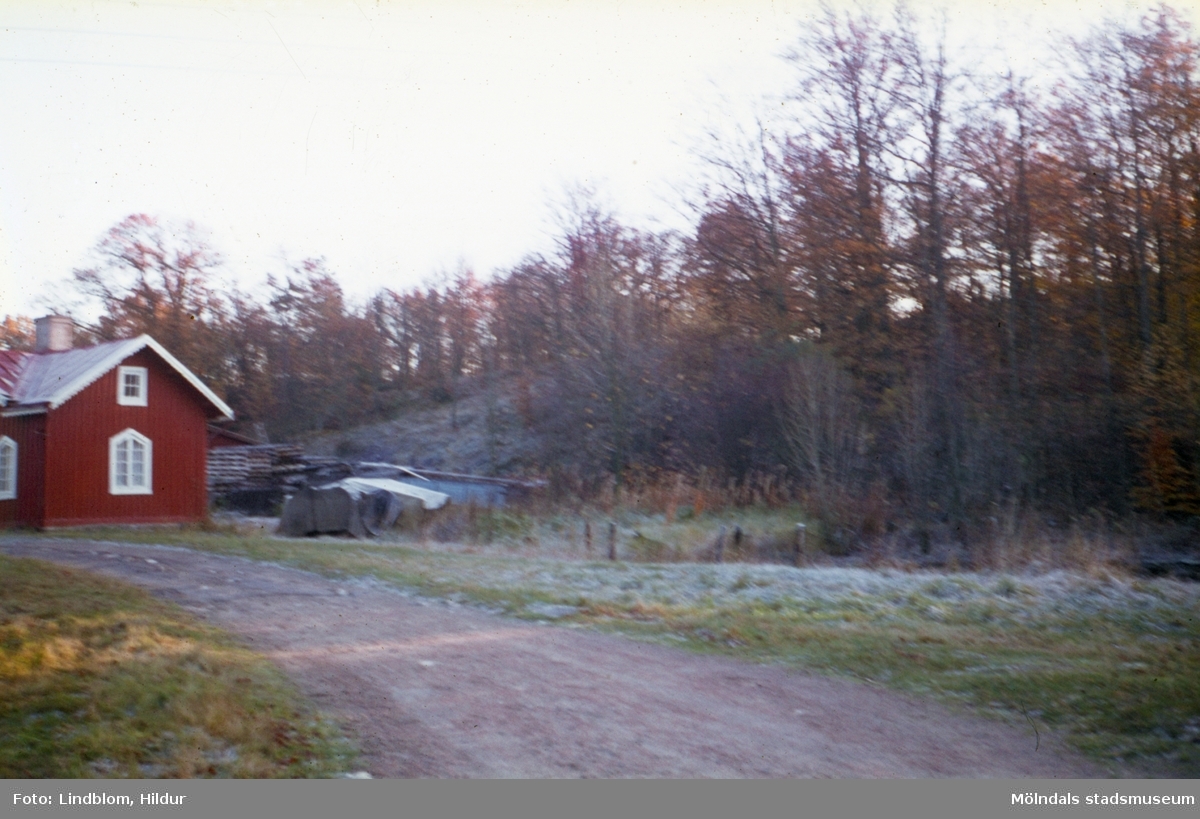 Mangelhuset, dräng- och skogsarbetarbostad tillhörande Gunnebo slott. Mölndal, 1960-1970-tal.

För mer information om bilden se under tilläggsinformation.