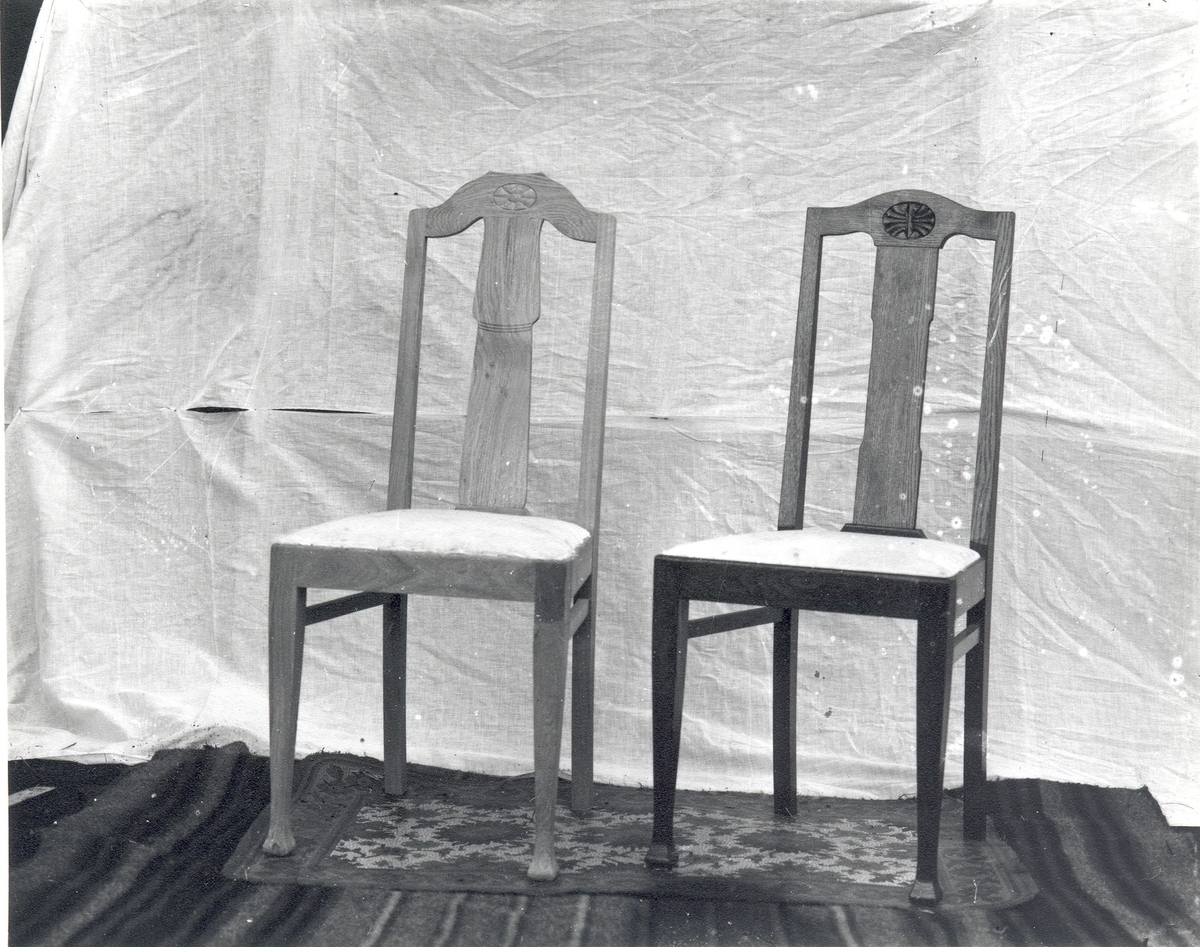 Vid Mörtfors Möbelfabrik tillverkades mängder av stolar under åren 1914-1930. Här prov på två modeller. Stolarna troligen ritade av kamrer Karl-Axel Bjurstam.