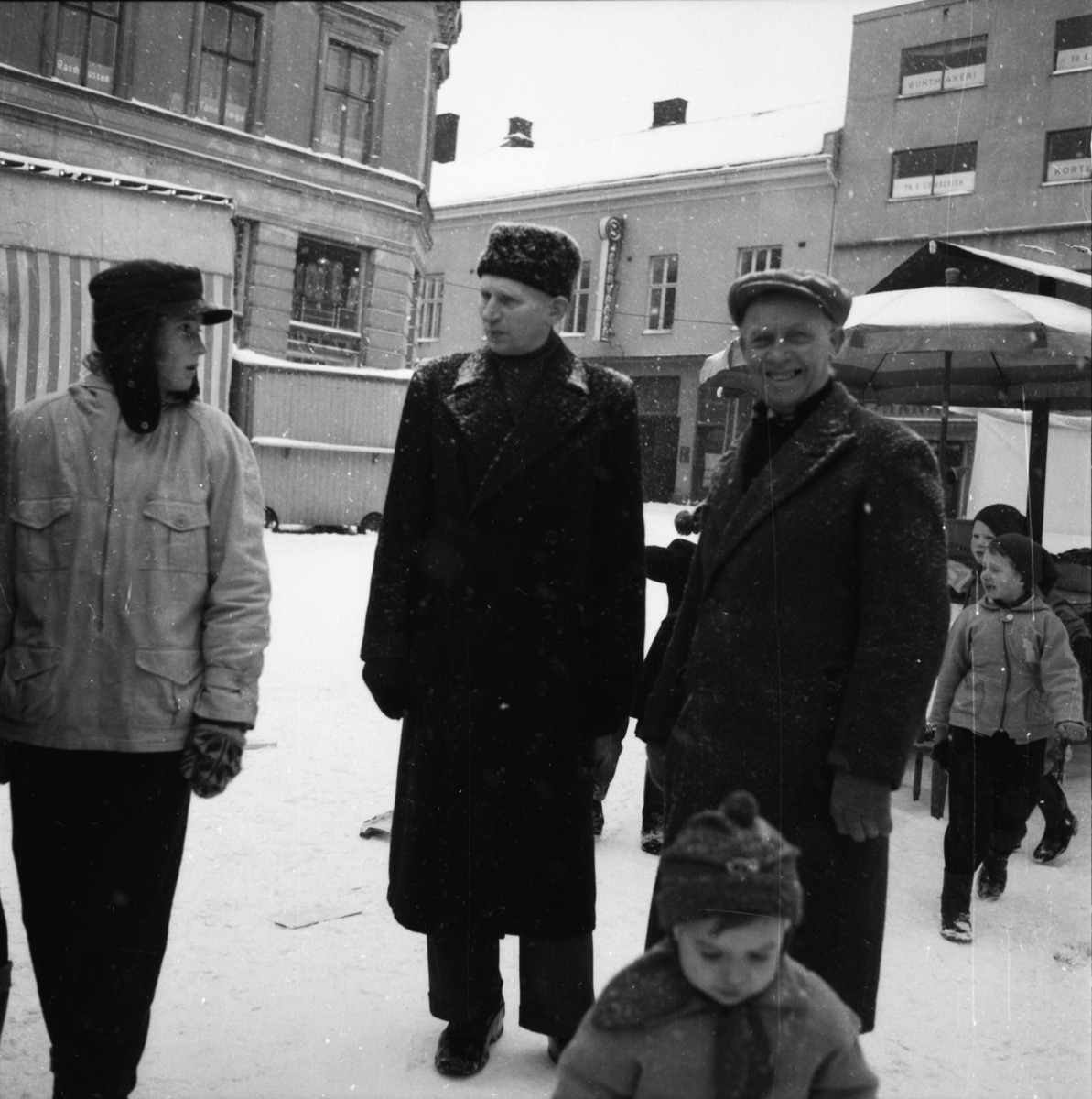 Vardens arkiv. "Marken åpnes"  23.02.1954