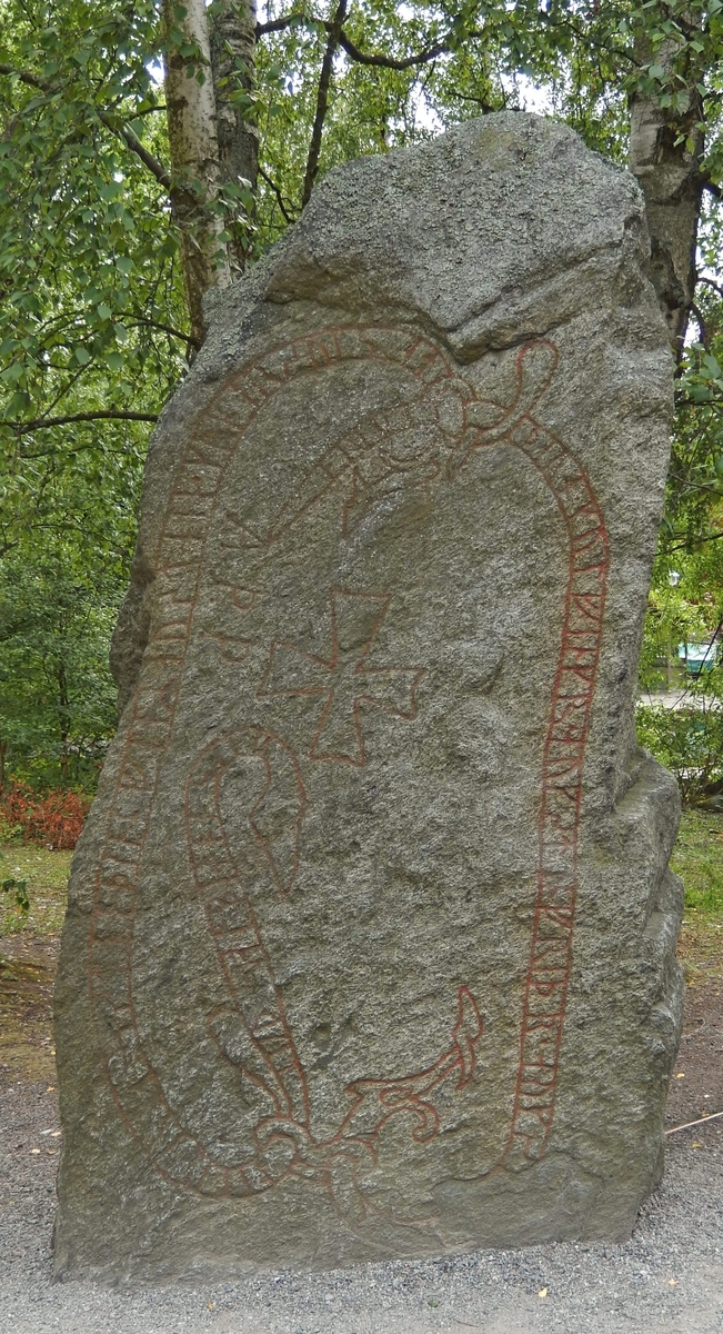 Runsten från Norslunda med inskrift, tolkat som: "Kylving och Stenfrid och Sigfast läto resa denna sten efter Östen, Gunnars son ... Gud hjälpe hans själ"