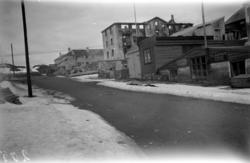 Gata til høyre for Festiviteten (Hans Neraas gate) i April 1