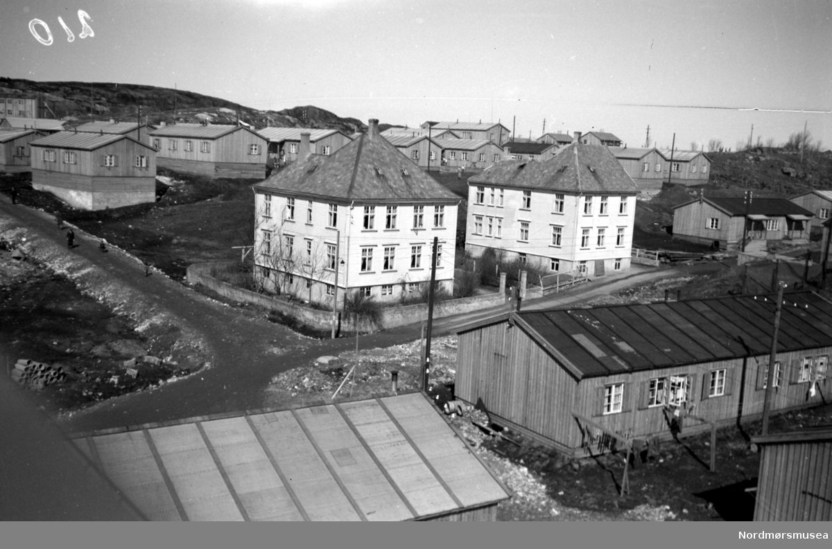 Brakkestrøket på Gomalandet (Goma sentrum) i Mai 1941. Mange brakker, samt to gårder som overlevde krigen. Nordmøre Museum 