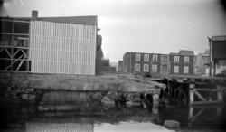 Tømmerstokkene som Tuftkallbrygga på Innlandet hvilte på, se