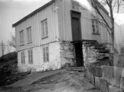 Gårdshus i Vikan, med fjøs i kjelleren, og med diverse ting 