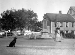 Foto fra Torvet omkring 1890 med den gamle Glückstadgården i