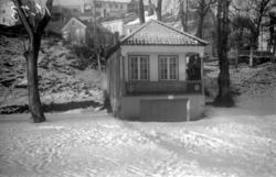 Havestuen i Allanhagen sett fra øst.  I bakgrunnen oppover S