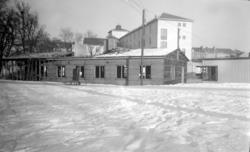 På bildet ser vi Telegrafbrakka på skoleplana til den Offent