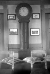 På bildet ser vi et gammelt empire klokkeskap av furu. Midt 