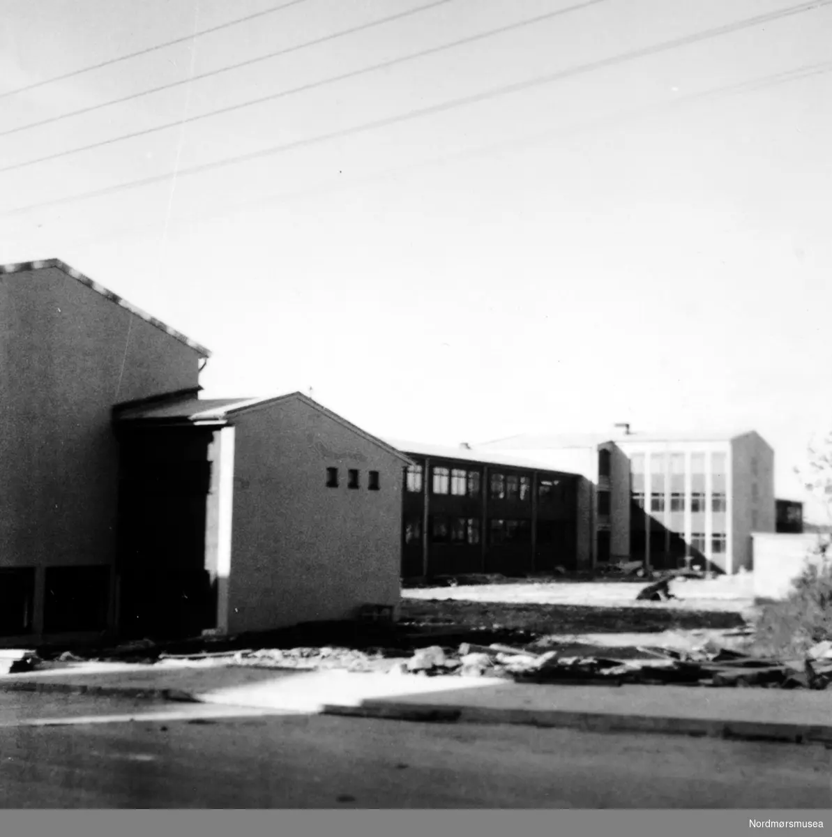 Dalabrekka skole, sett fra vest. Skoleplanen er ferdig til bruk den 22. august 1959. Bildet er datert den 26. juli 1959. Fra Nordmøre Museums fotosamlinger.
