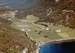 Flyfoto blant annet fra gården til Bernhard Bikestøl samt Fj